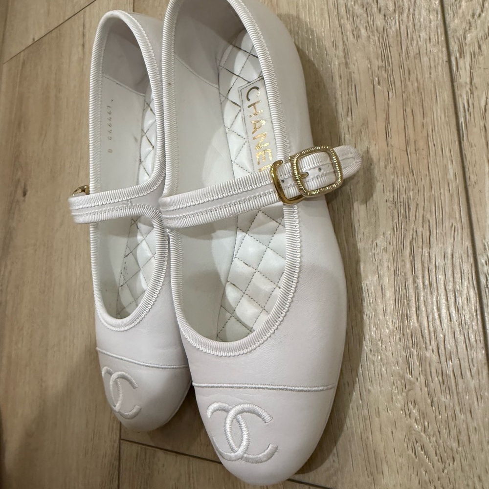 CHANEL White Quilted CC Logo Mary Jane Kids Shoes - Picture 2 of 7